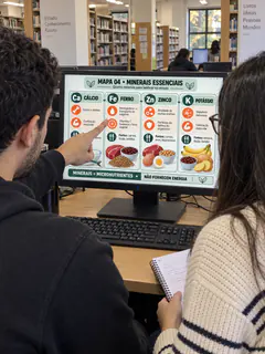Cena ilustrativa de dois estudantes revisando o mapa de minerais na biblioteca